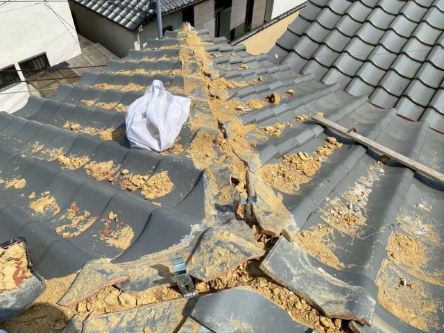 姫路市の工事における既存棟部瓦撤去